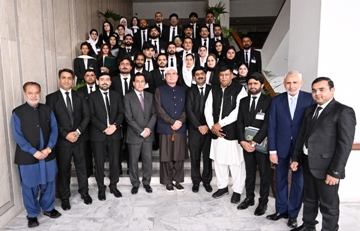 Islamabad, 28.07.2026: Speaker National Assembly Sardar Ayaz Sadiq in a group photo with delegation of lawyers from the Hyderabad High Court Bar Association at Parliament House